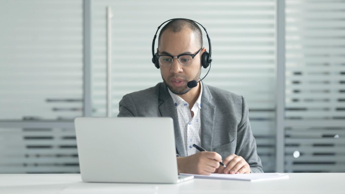 Professionelle Finanzberatung in modernem Büro
